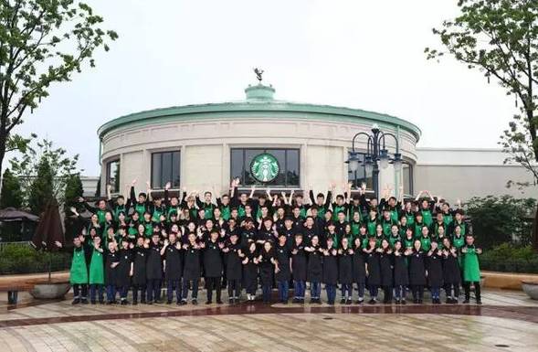 迪士尼開(kāi)園首日，我們探了探這家“全球最忙”的星巴克...