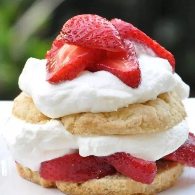 種材料就可以做好的“草莓冰蛋糕”