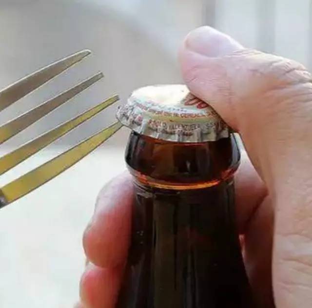 吧臺(tái)人瞬間讓顧客崇拜的開(kāi)啤酒瓶方法，你會(huì)幾種？