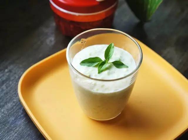 速成小清新健康飲品-香蕉牛油果酸奶昔