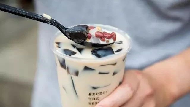 和我在成都的街頭走一走，喝兩杯加了“燒仙草”的特色奶茶