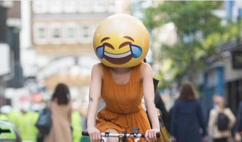 星巴克也“淪陷”了，魔性emoji憑什么讓各路大牌前赴后繼？