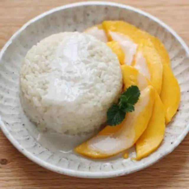 泰式芒果糯米飯，據(jù)說去泰國的人  %都愛吃它