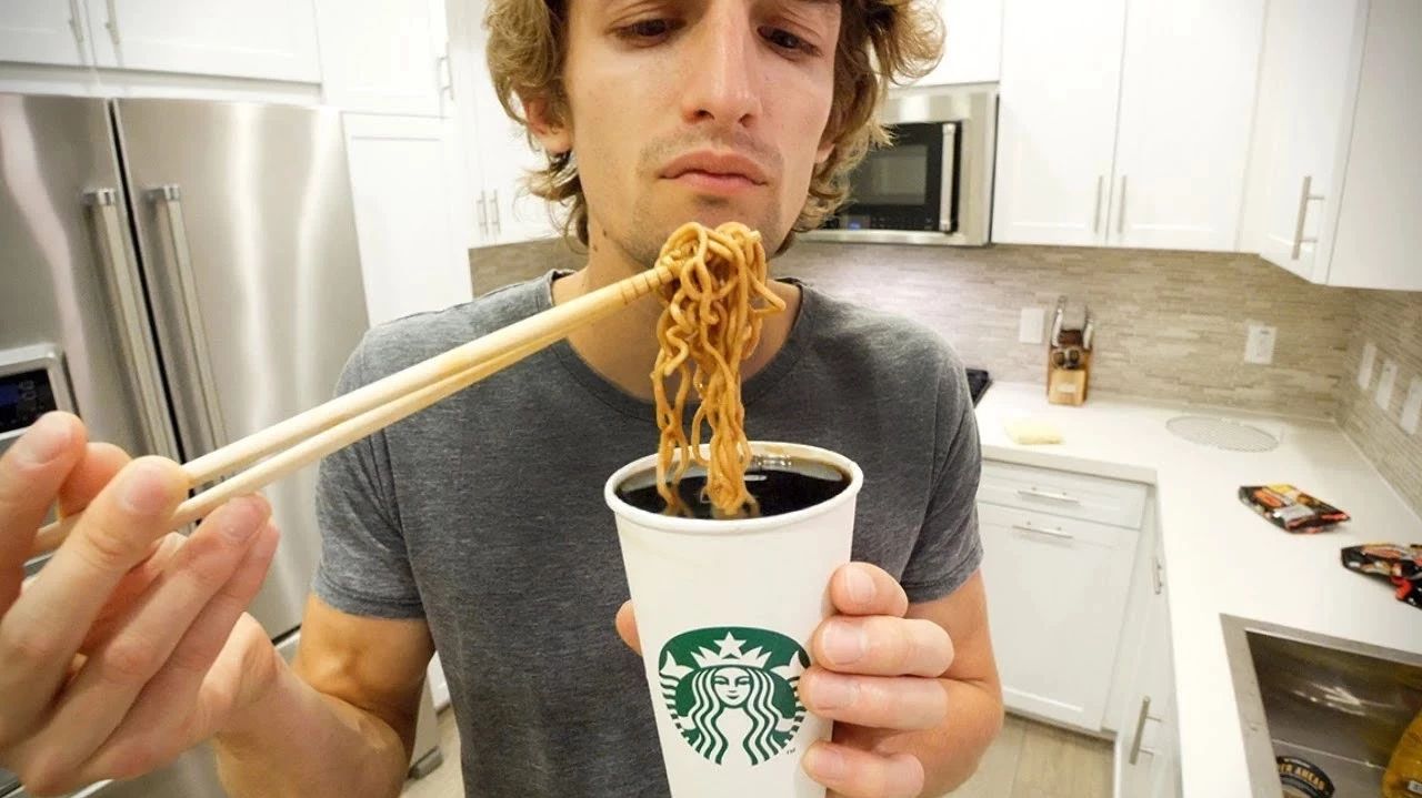 臥臥臥臥~！用星巴克咖啡煮泡面，沒吃過咖啡泡面的人，不足以談人生！