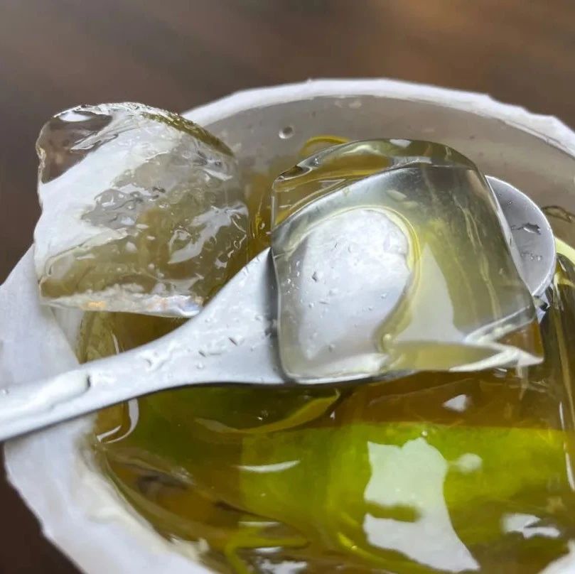飲品店冰塊怎么選？茶百道用月牙冰、喜茶用冰球