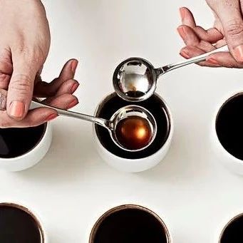 杯測時，咖啡粉如果不聚集在表面就意味著咖啡烘焙「發(fā)展不足」嗎？