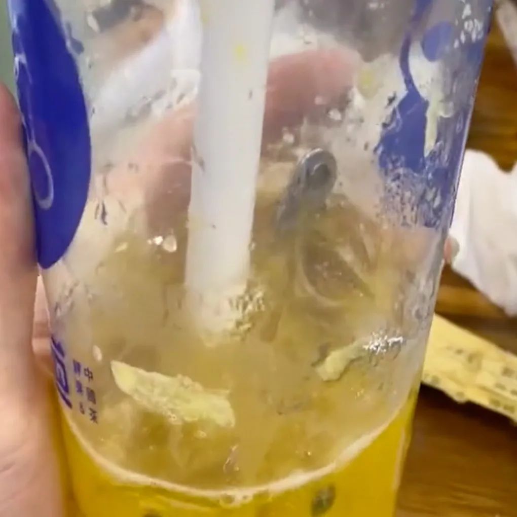再離譜點？奶茶里面發(fā)現(xiàn)指甲刀，那下次是不是塞把刀進(jìn)去……