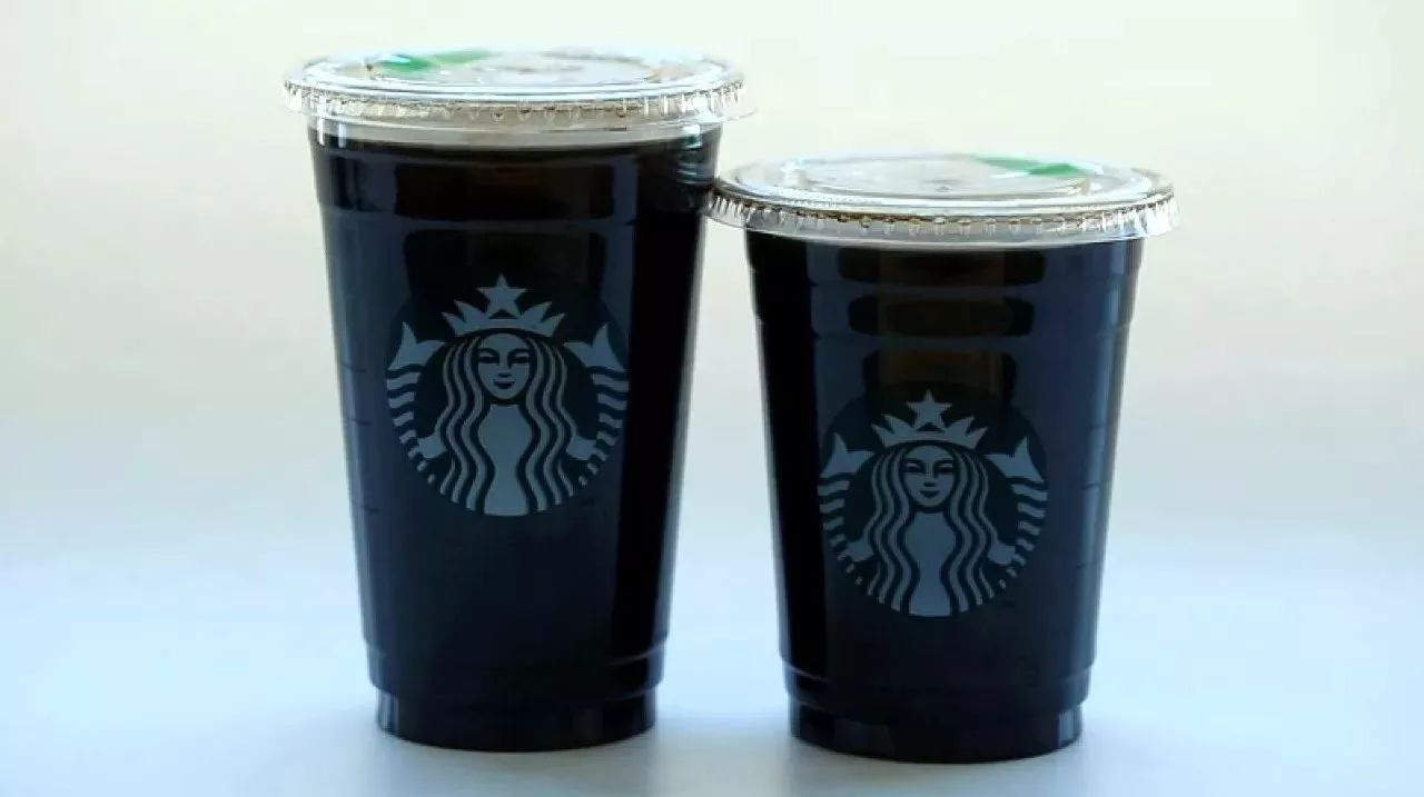 星巴克美式咖啡同杯差 ml  店員：不就差一兩口水嗎？