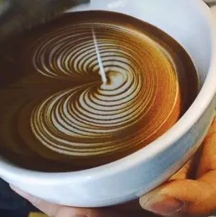 咖啡拉花的奶泡最好打多厚合適？怎么才能拉出好看的壓紋線條