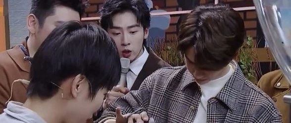 寶藏男孩王一博嘗試咖啡拉花，本尊回應(yīng)：嚇到模糊！