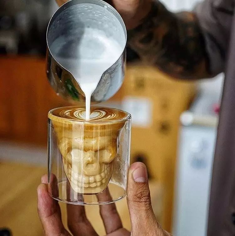 屌爆了！慢鏡頭下的咖啡拉花藝術(shù)