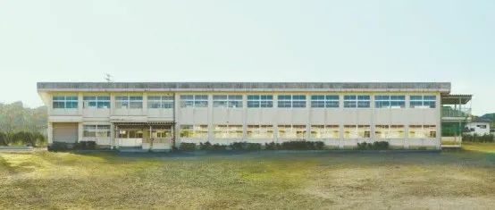 咖啡烘焙工廠讓廢棄學(xué)校重?zé)ㄉ鷻C(jī)！