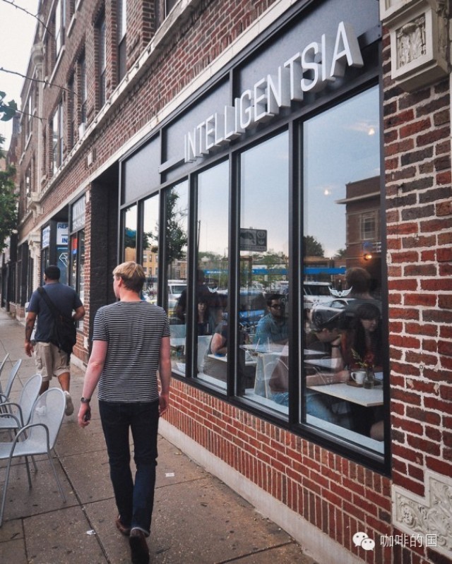 知識(shí)分子咖啡館教學(xué)視頻，開(kāi)咖啡館的同學(xué)都必須看看別人家的咖啡師?。? title=