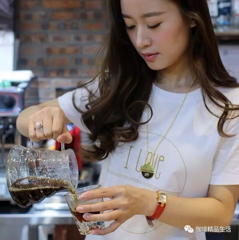 咖啡圈第一美女主持人，要走紅的節(jié)奏