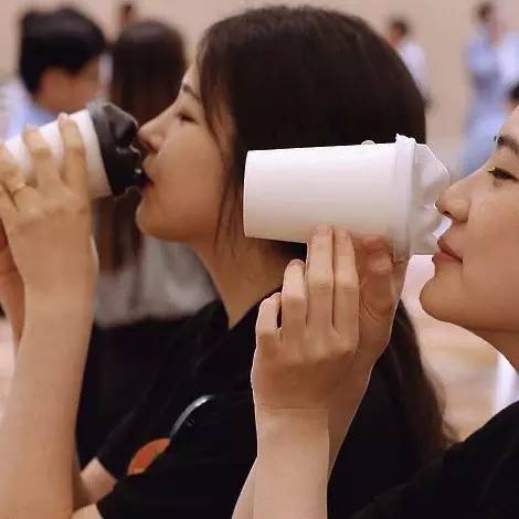 這個(gè)設(shè)計(jì)妙：“親吻”咖啡杯蓋