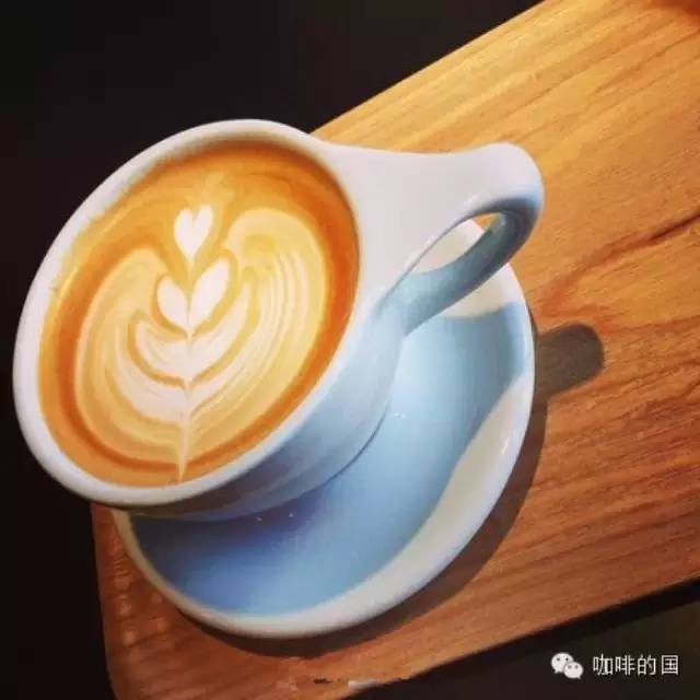 如何用手動(dòng)打奶杯打出適合拉花的奶泡