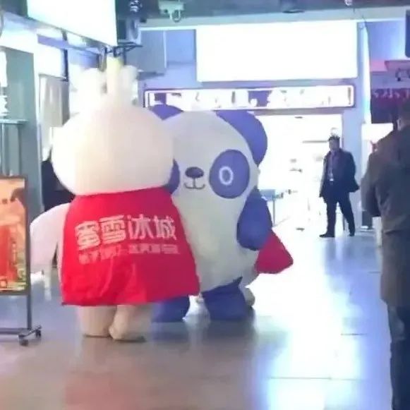 為了上一次挑釁事件，茶百道和蜜雪冰城正面打起來了…