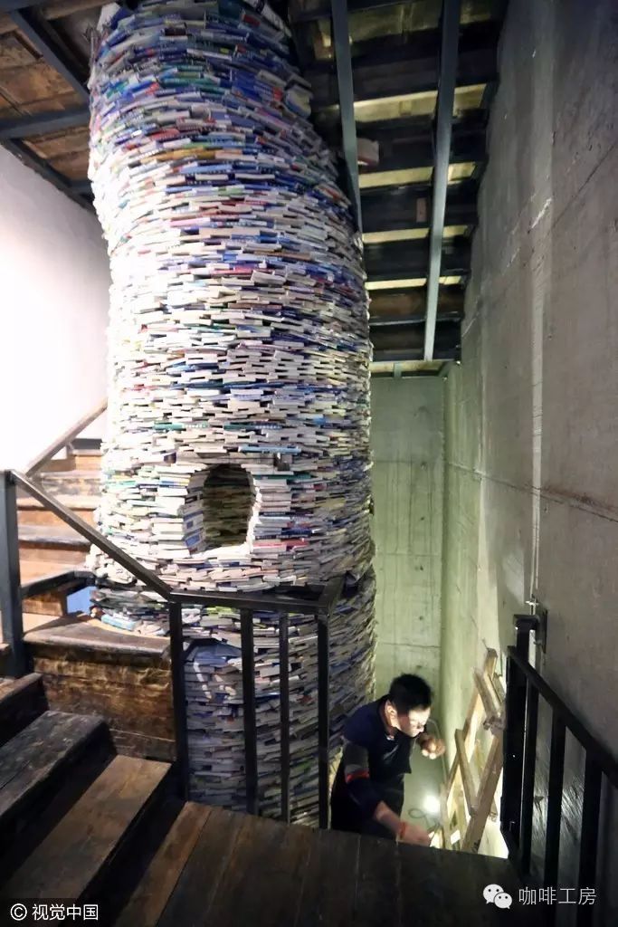 【趣聞】咖啡館里用四噸舊書，建 米書井，希望孩子不要死讀書