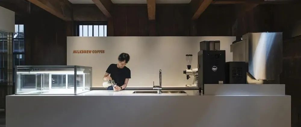 銀行舊倉庫變身咖啡館，夠時尚~