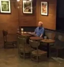 水災中淡定喝咖啡的阿伯火了，你做得到嗎？