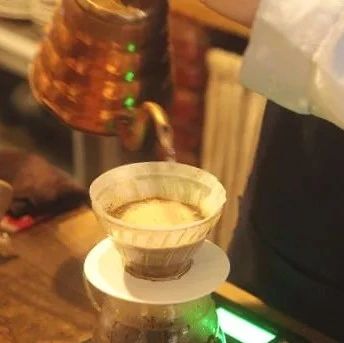手沖咖啡沖煮手法解析 | 什么是分段式萃?。咳绾畏侄?？