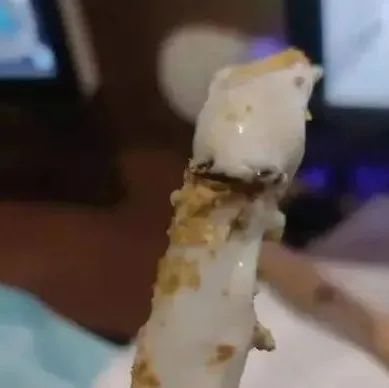 茶百道又雙叒叕出事了？喝奶茶的時候戳到蟑螂……