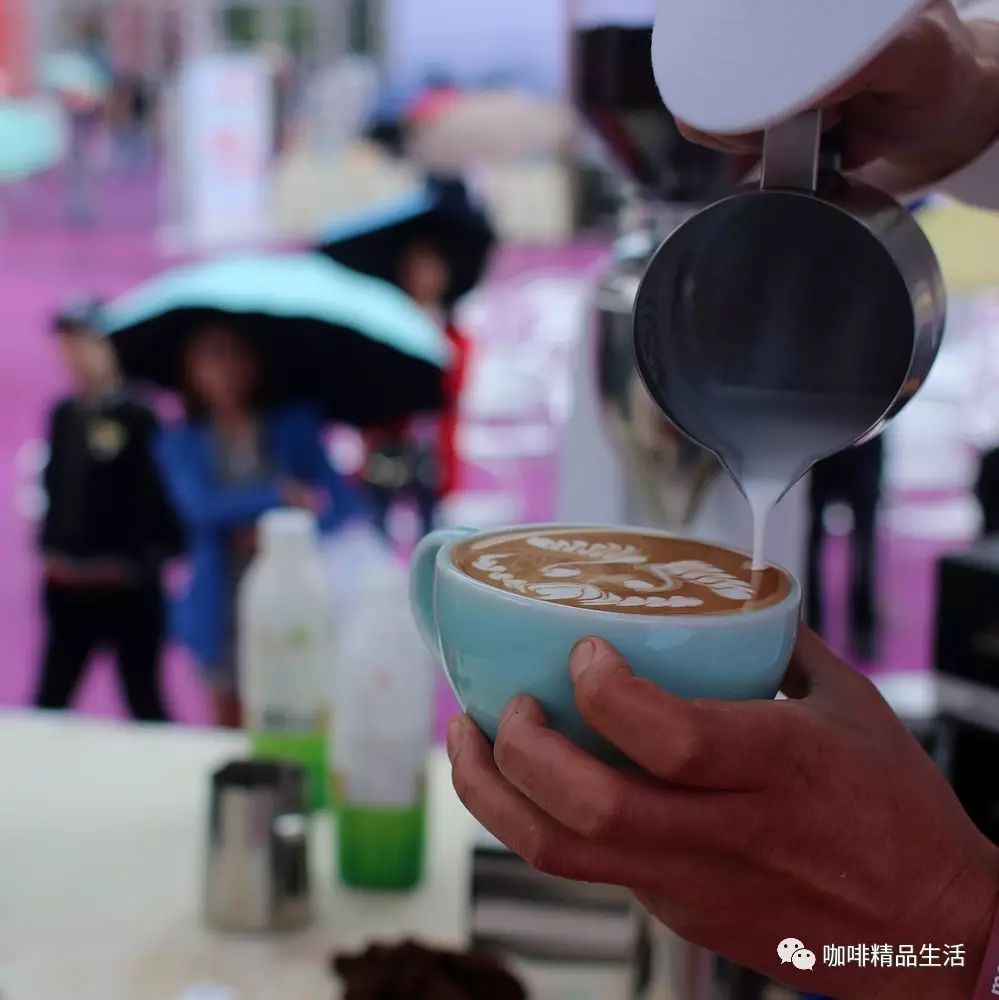 重慶人有多愛(ài)咖啡？打傘看比賽的都是真愛(ài)！