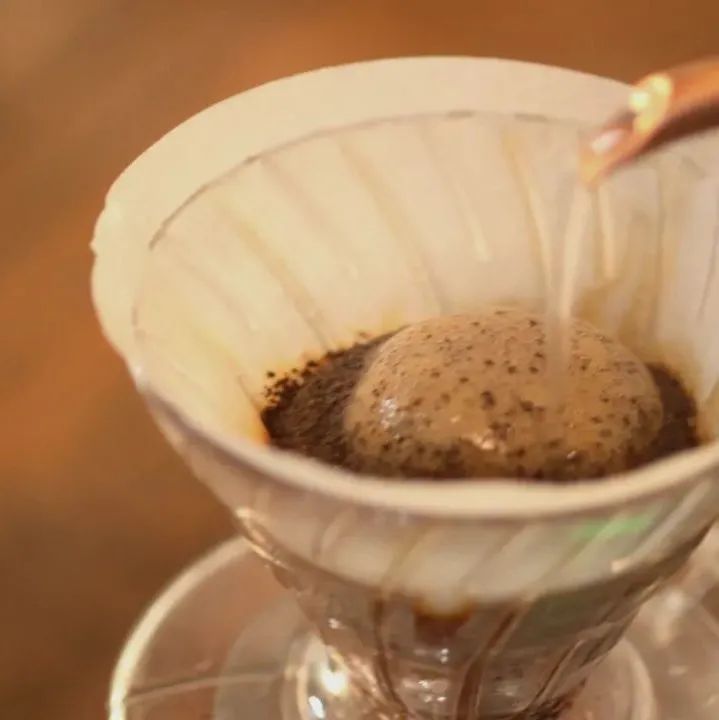 手沖咖啡沖出的泡沫越多越好嗎？沖咖啡時(shí)產(chǎn)生的泡沫是什么？