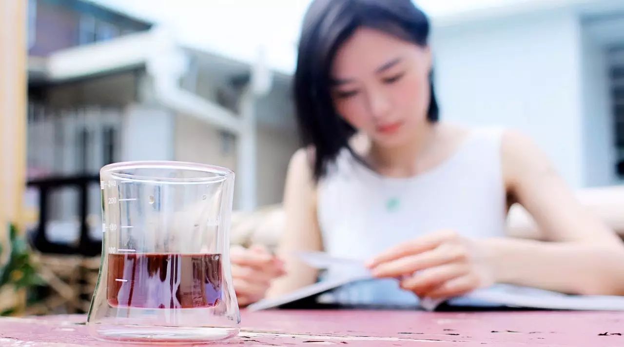 長得美的在喝現(xiàn)磨咖啡，長得丑的……