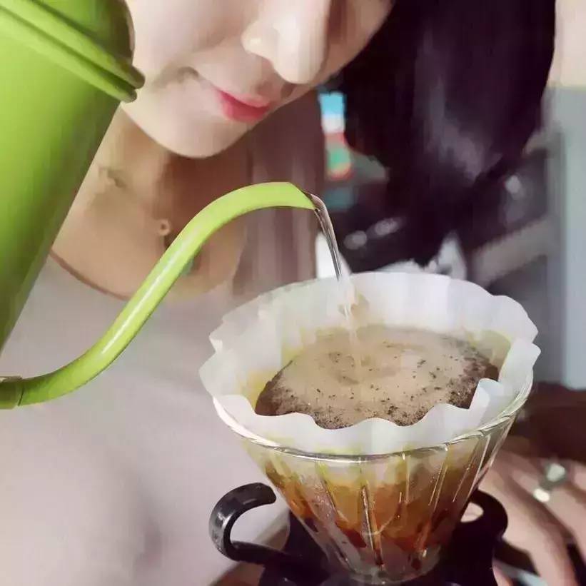 有美女的咖啡館，更令人流連忘返