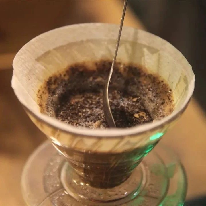 咖啡沖煮 | 如何通過沖煮方式判斷粉層狀態(tài)？