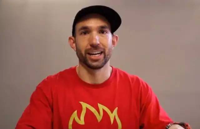 外國(guó)咖啡師詳解如何咖啡拉花