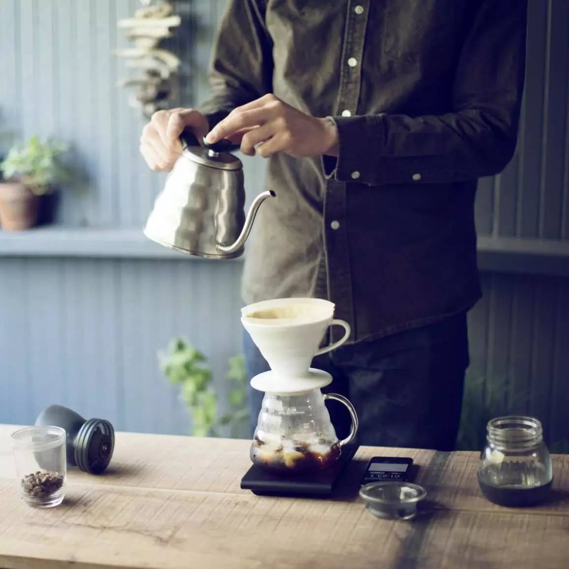 世界冠軍教你手沖冰咖啡，看完就動手 :)