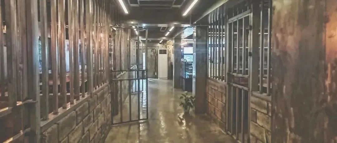 咖啡館開始流行純“獄“風？網(wǎng)友：太“刑”了！
