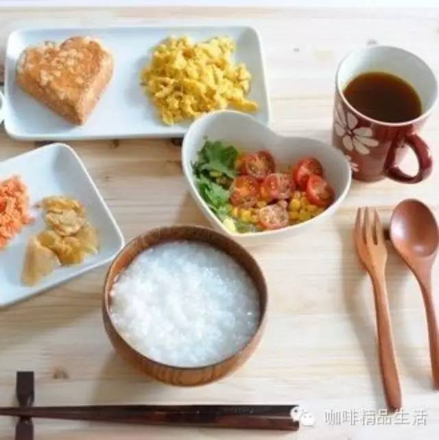 早餐第一口吃什么最健康？