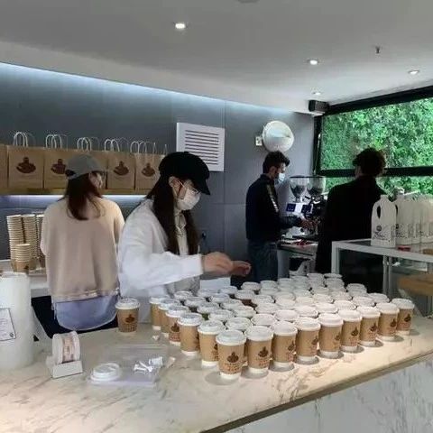 疫情之下，連續(xù)天為醫(yī)護(hù)人員送免費(fèi)“武漢拿鐵”！