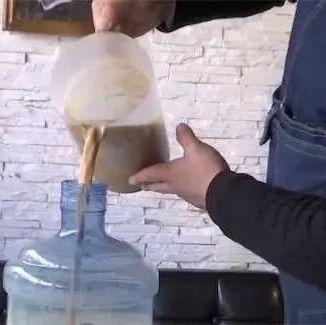 開(kāi)始報(bào)復(fù)性消費(fèi)？！網(wǎng)紅咖啡店搶占先機(jī)推出“霸氣”L奶茶…