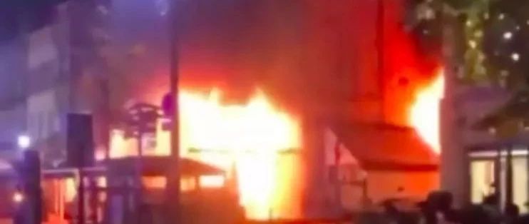 痛惜!百年歷史景點法國雙叟咖啡廳起火被燒！