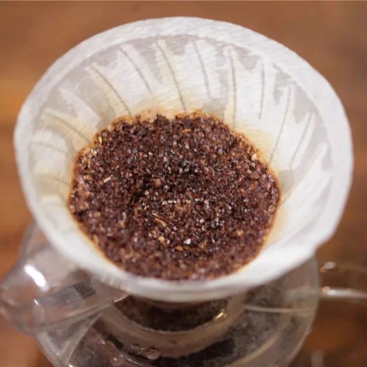 一篇新手也能輕松看懂的入門級手沖咖啡教程（內(nèi)附手沖粉層判斷萃取信息）