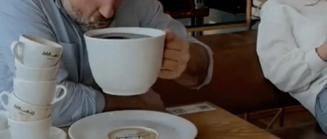 你們知道嗎？當(dāng)你們喝一口咖啡后，你的大腦會(huì)…很！多！戲！