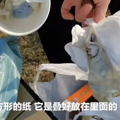 奶茶里喝出了整張紙巾？？網(wǎng)友：好歹也把紙巾泡透吧…