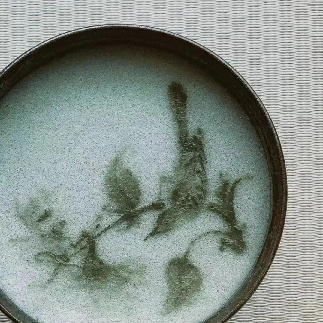 在茶湯上作畫，比咖啡拉花難多了？！