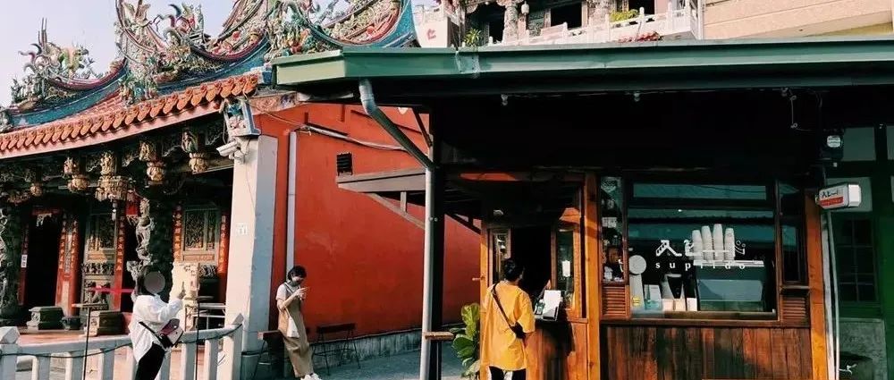 廟宇旁開外帶咖啡館，挺帶感！