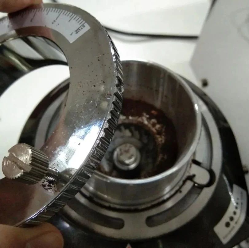 咖啡師養(yǎng)成記 | 如何清潔意式咖啡磨豆機？