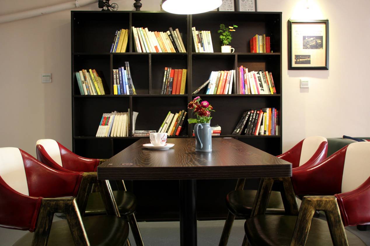 除了遠(yuǎn)方和詩(shī)，還有咖啡與花