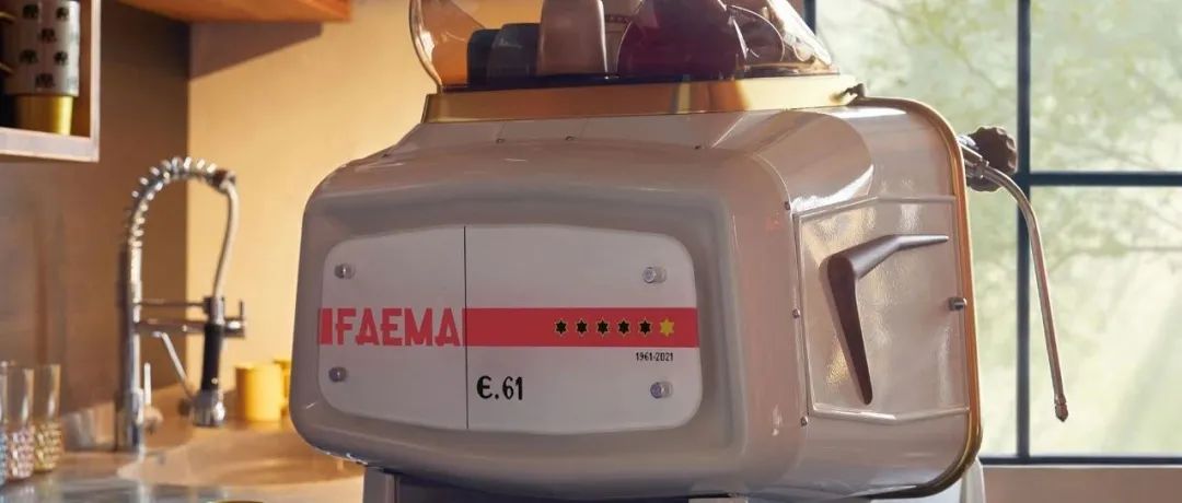 Faema E 為慶祝它 歲生日，推出了紀(jì)念版咖啡機(jī)背板、聯(lián)名自行車(chē)、咖啡杯……