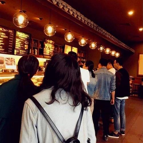 你愿意為買(mǎi)一杯咖啡排隊(duì)一小時(shí)嗎？