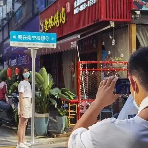 因為一塊路牌 這家奶茶店營業(yè)額翻 倍！