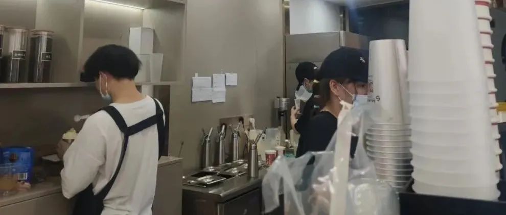 一個(gè)奶茶店老板的煩惱：我的店員可牛了！把我開除了……
