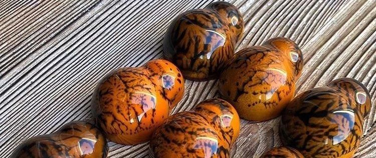 巧克力大神的淋面“反光鏡”巧克力誰不想學(xué)？巧克力亮到反光 !